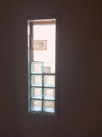 飾りブロックガラスをルーバー窓にマドリモ（東大阪市）